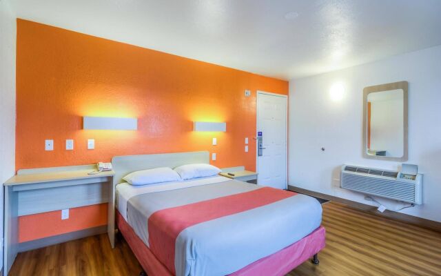 Motel 6 Chicago - Elk Grove