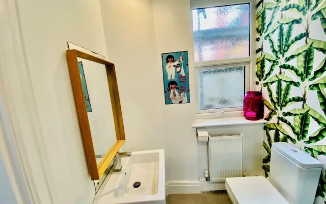 Blackpool - 4 Beds - Sleeps 10 - Pet Friendly