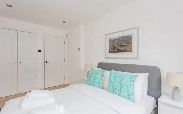 Contemporary 2 Bedroom House in Vibrant Shepherds Bush