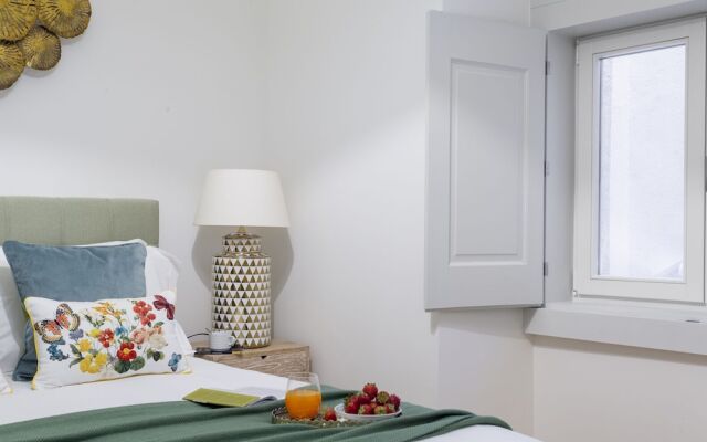 ALTIDO Energetic 2BR Apt w/workspace, by the Santa Justa Lift, in Baixa