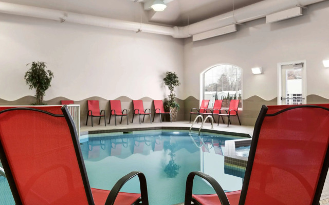 Days Inn & Suites by Wyndham Brandon