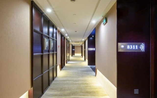 Longlin Shanju Holiday Hotel