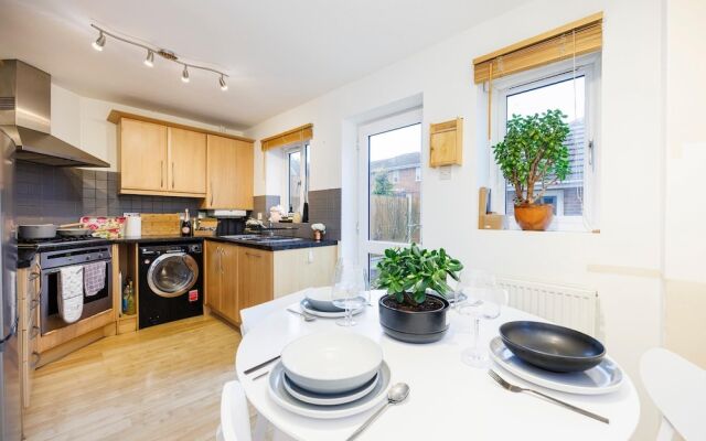 Stylish 3-bed Home in East London Free Parking