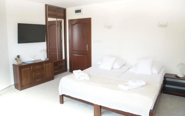 COLUMBUS Ustka - Limanowskiego 1