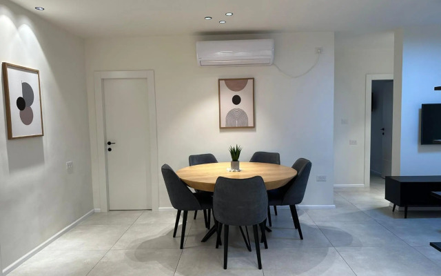 New Stylish 2-BR Apartment with Private Balcony