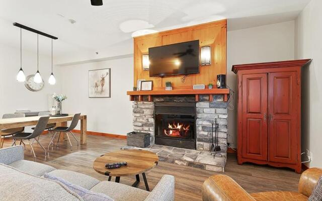 Les Eaux 225-1 by Escapades Tremblant