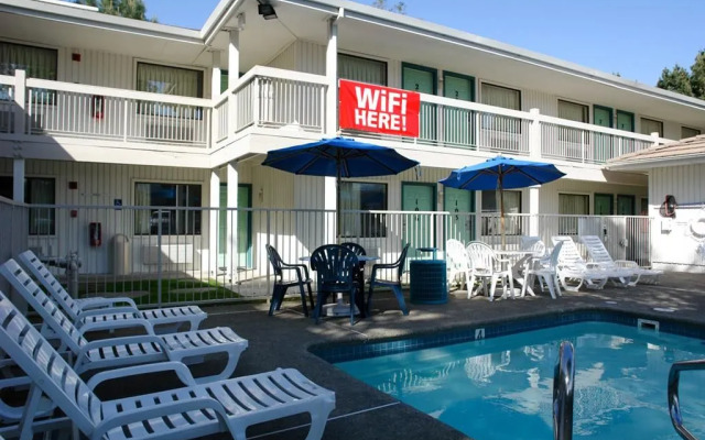 Motel 6 Oakland, CA - Embarcadero