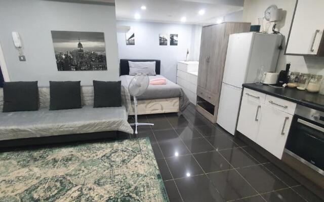 Studio, up to 4 PEOPLE, City Center location