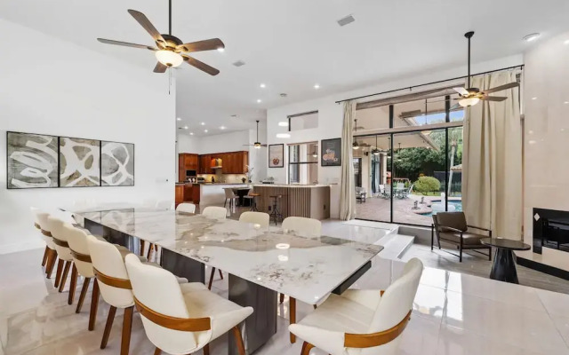 Grand 6BR Plantation Estate w/ Tennis & Pool