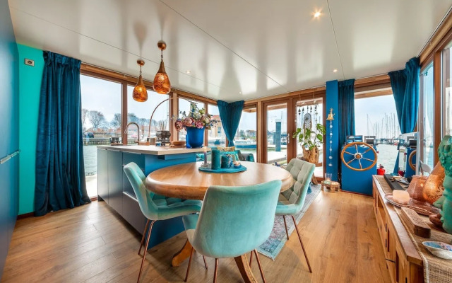 Cozy Lodge Retreat Close to Amsterdam on the Vecht