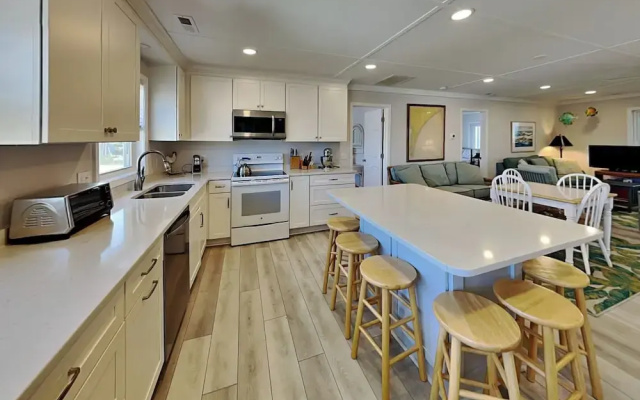 Lindy-B by Topsail Realty