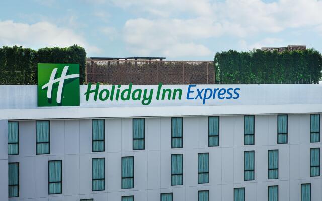 Holiday Inn Express Bangkok Soi Soonvijai by IHG
