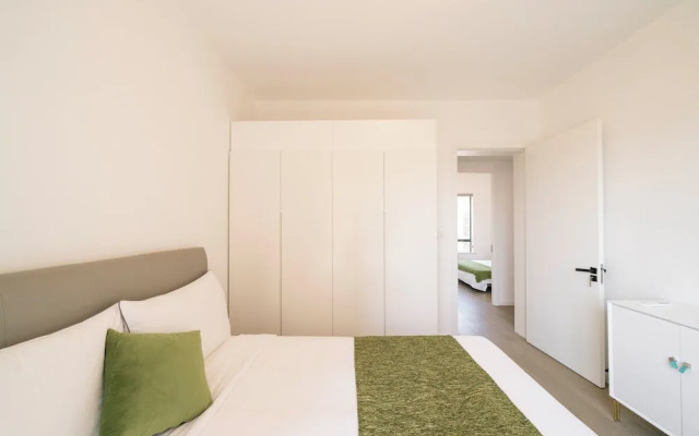 Tyms Elegant 4BR 2BA Apt in Xujiahui