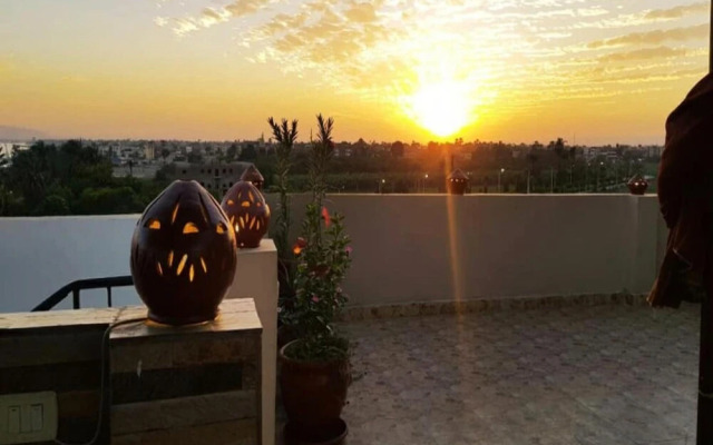 Shared Rooftop 1-bed Apartment Luxor View Nile