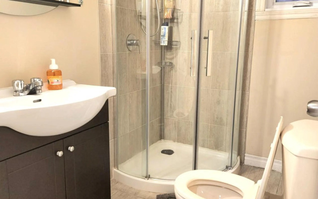 Cozy spacious Apt In Laval, Greater Montreal