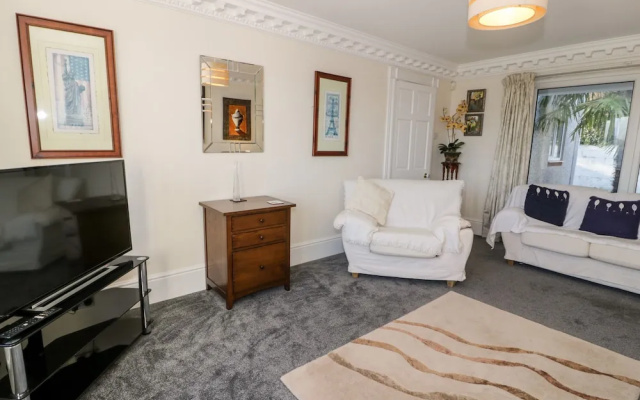 11 Glyn Garth Mews