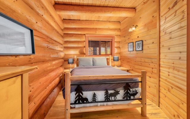 Soaring Pines Lodge 1 Bedroom Home by NW Comfy Cabins by RedAwning