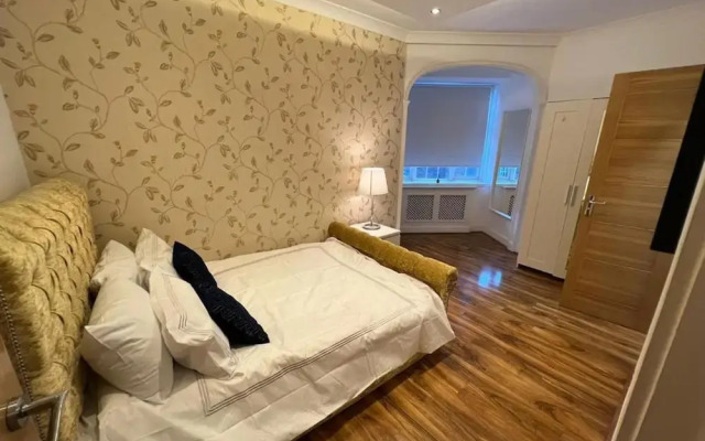 Captivating 4-bed Apartment in London