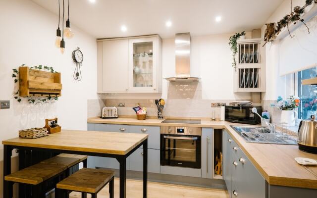 The Annex - Windermere Escape for Two
