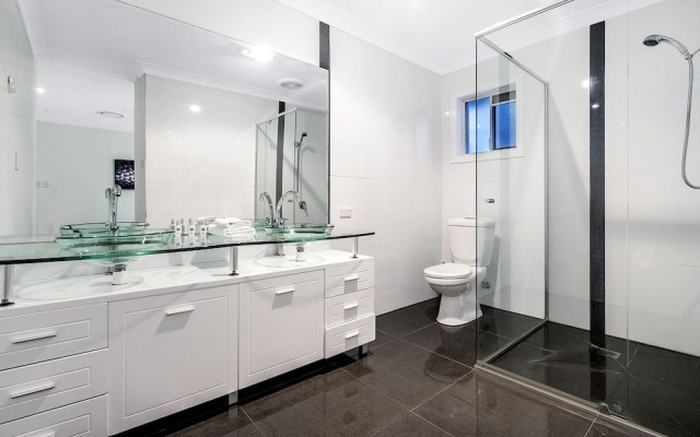 Amalfi Executive 5 Bedroom Home – Bathroom – Gold Coast