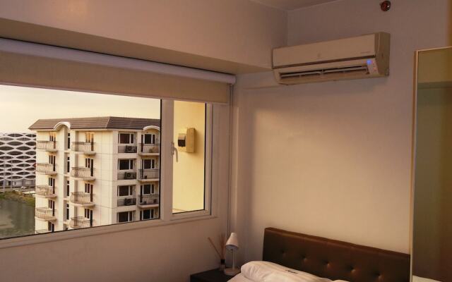 SoleMare Parksuites-April