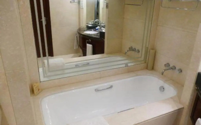 Longqi Jianguo Hotel