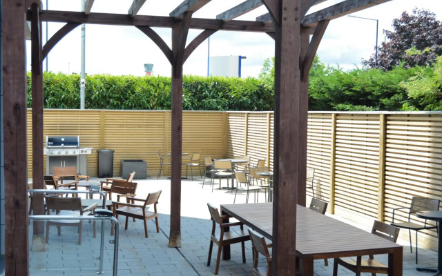Staybridge Suites London Heathrow - Bath Road by IHG