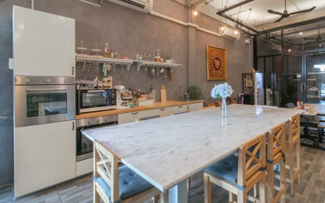M Gray Hostel & Cafe