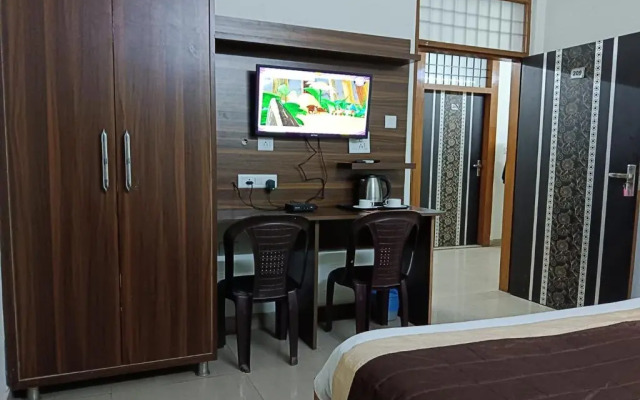 OYO 16721 Divine Hotel