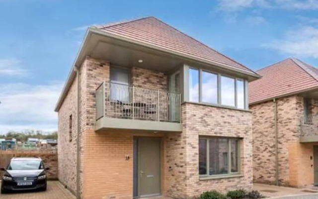 Stylish 4-br House With 3 Ensuite Free Parking