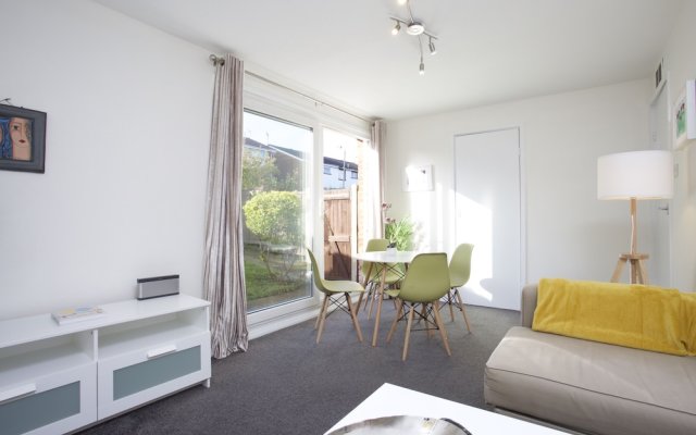 Sleek 2BD House with Garden Heart of Guildford
