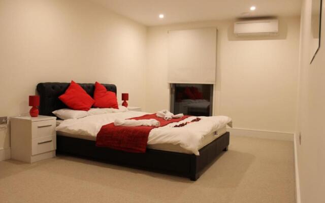 Stylish 3 Bed 2 Bath Apartment Hyde Park