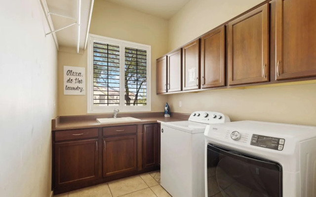 East Mesa Desert and Mountain Views: 5br, Pool