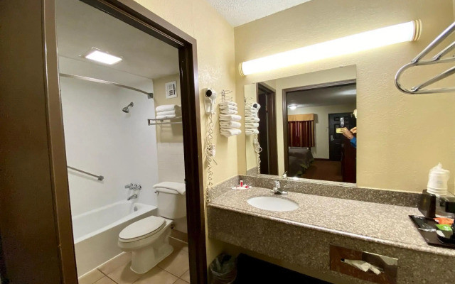 Super 8 by Wyndham Shawnee