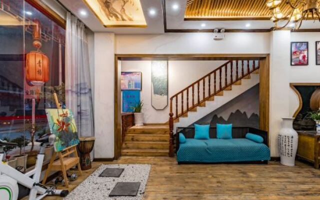 Fenghuang Qingwu river view homestay