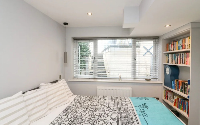 2 Russell Court
