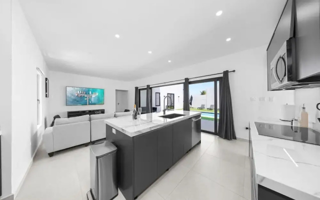 Brand NEW Villa Central Location Private Pool