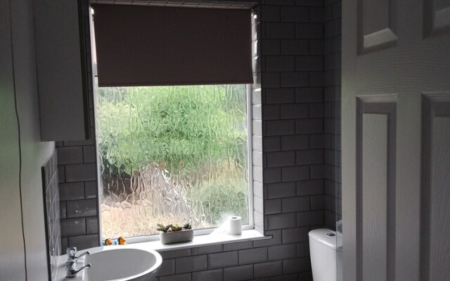 Captivating 2-bed House in Nuneaton