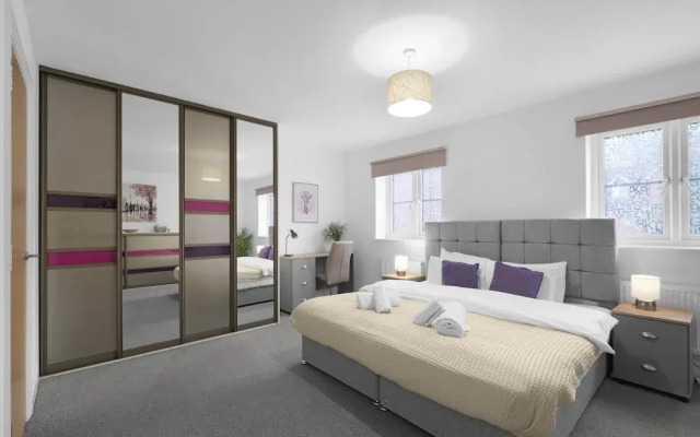 Spacious 6 Bedroom House in Denton Way