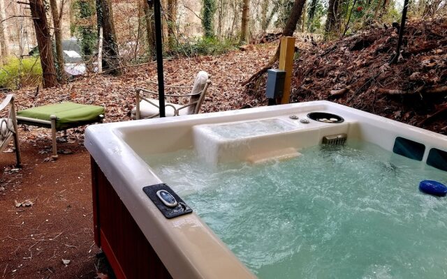Bear Creek Lodge and Cabins in Helen Ga - Pet Friendly, River on Property, Walking Distance to downtown Helen