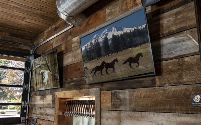 Ski Inn Taphouse Hotel