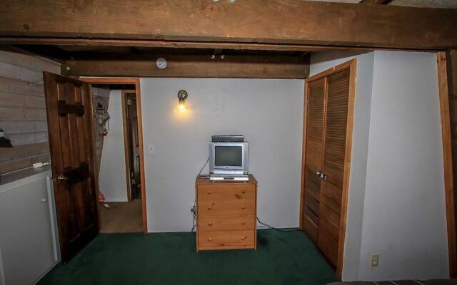 Leader on Cedar 1115 by RedAwning