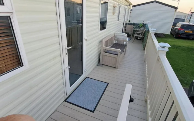 Seaside Caravan - Sleeps 6, Parking & Veranda