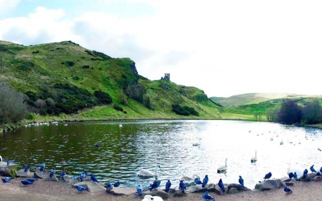 2 Bedroom Flat Near Holyrood Park Sleeps 4