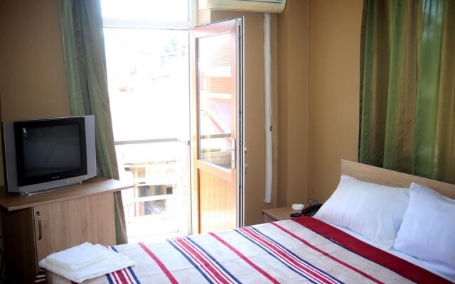 G-Bakuri Hotel
