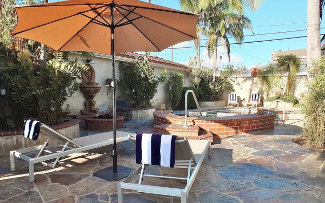 The Belmont Beach Bungalow Pool & Hot Tub!