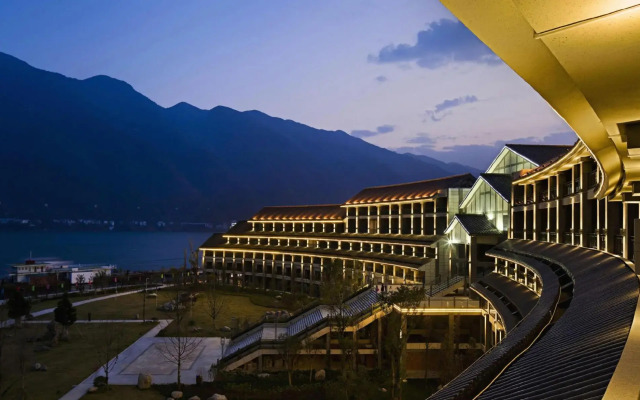 River & Holiday Maple Hotel