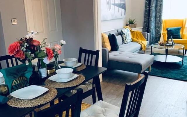 Stylish, Spacious & Luxurious Home - Parking
