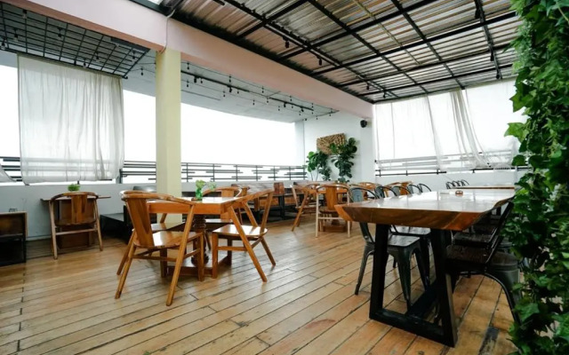 Deli Hotel