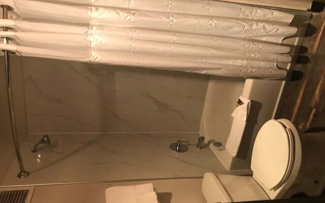 Ten Pin Inn & Suites